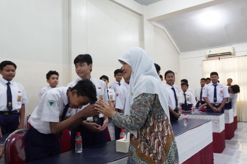Anggota DPR RI sampaikan dukungan untuk SMP swasta di Surabaya