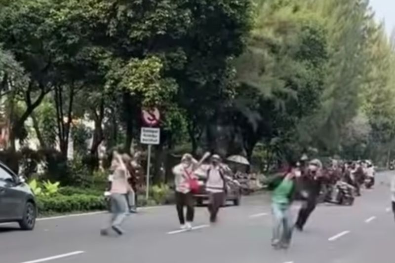 polisi-cek-laporan-tawuran-antarpelajar-di-jalan-kyai-tapa-jakbar
