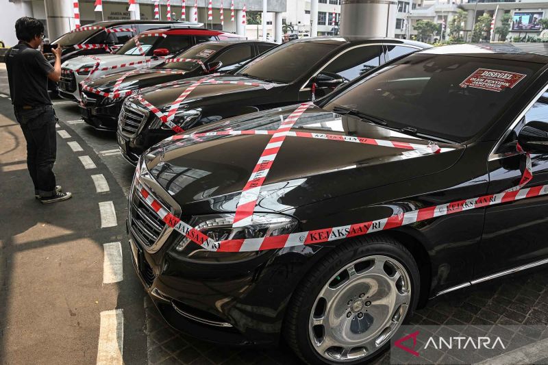Menteri Imipas pastikan Riza Chalid masih di Malaysia