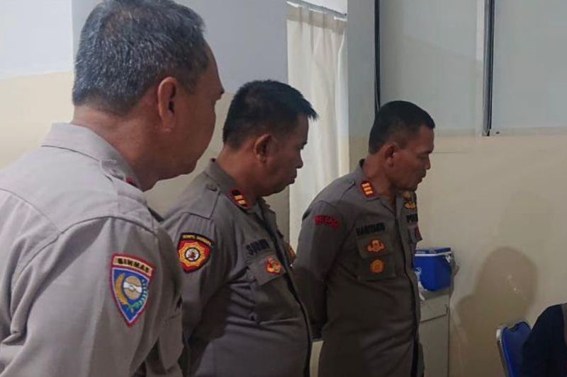 beri-dukungan-polisi-kunjungi-pelajar-korban-penyiraman-air-keras
