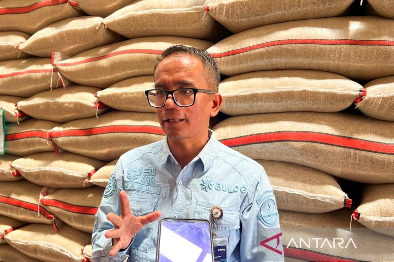 bulog-cirebon-rampungkan-penyaluran-bantuan-pangan-beras-10-kg