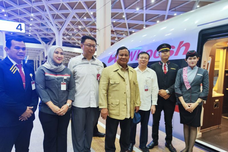 Prabowo bertolak ke Bandung naik kereta cepat bersama masyarakat
