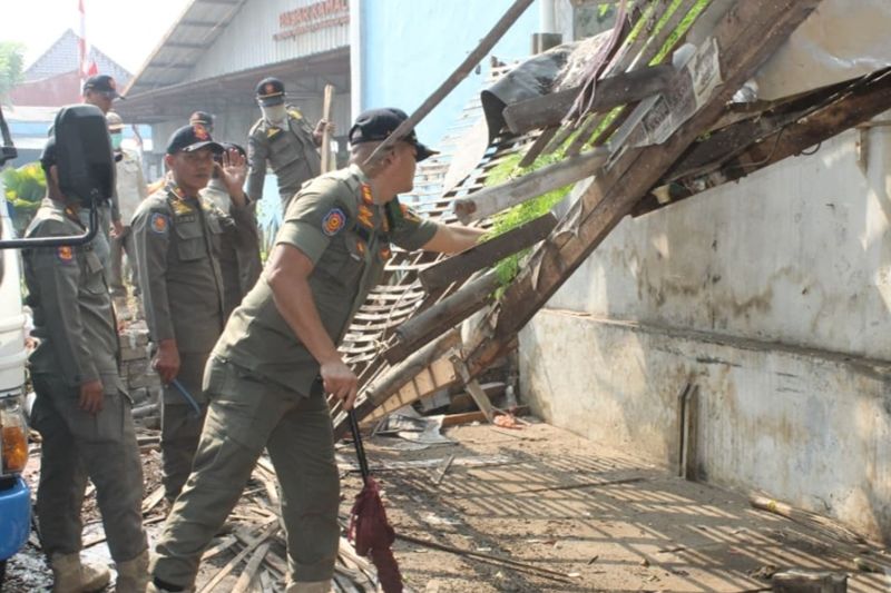 Puluhan bangunan liar di Pasar Deprok Jakbar dibongkar