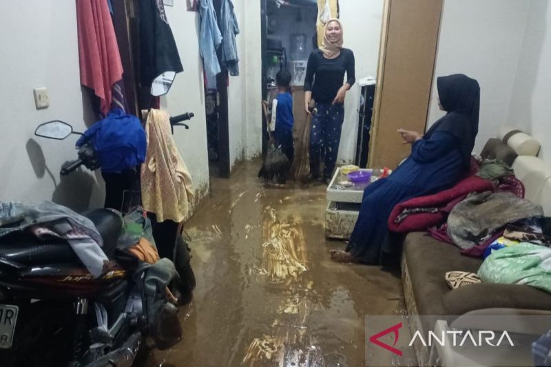 BPBD Cianjur menurunkan alat berat atasi dampak banjir dan longsor