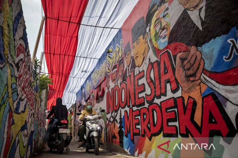Semangat nasionalisme warga jelang 17 Agustus, pasang kain merah putih dan mural pahlawan