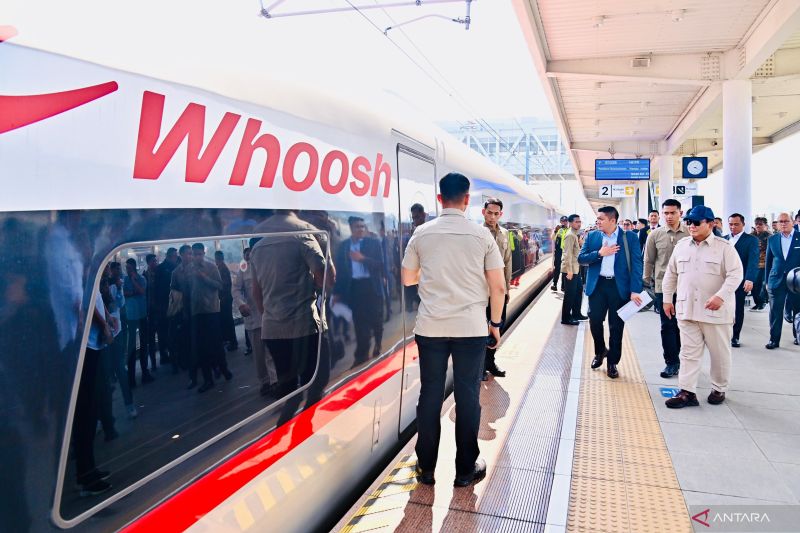 Usai kunjungan, Prabowo dan menteri kembali naik Whoosh menuju Jakarta