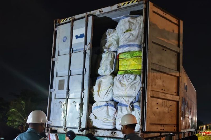 TNI AL gagalkan penyelundupan enam kontainer