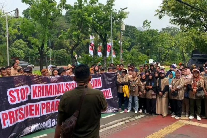 massa-desak-mahkamah-agung-bebaskan-ngarijan-salim