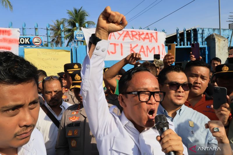 wamenaker-temui-buruh-tidak-terima-gaji-empat-bulan-di-sumbar
