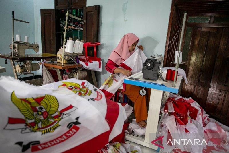 menjelang-hut-ke-80-ri-permintaan-umbul-umbul-merah-putih-naik-dua-kali-lipat