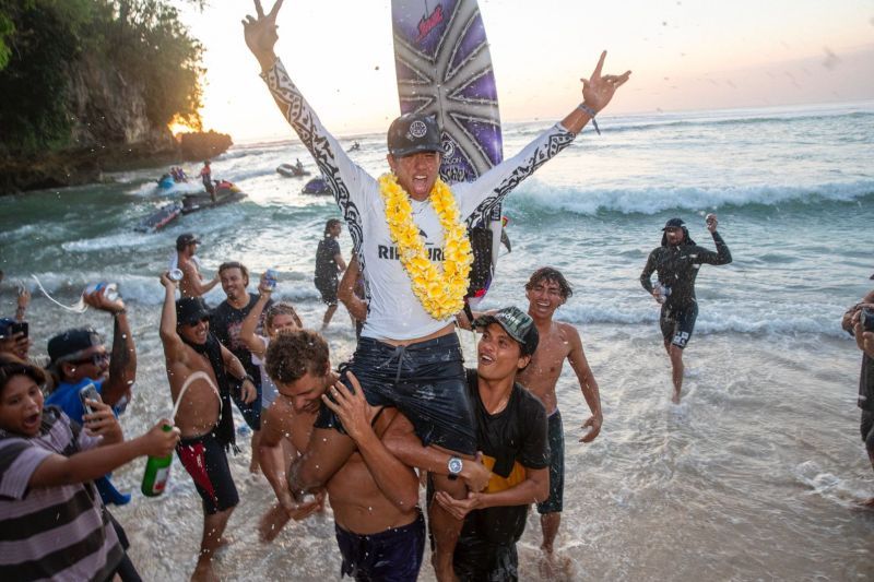 Dua peselancar muda Indonesia menangi Padang Padang 2025