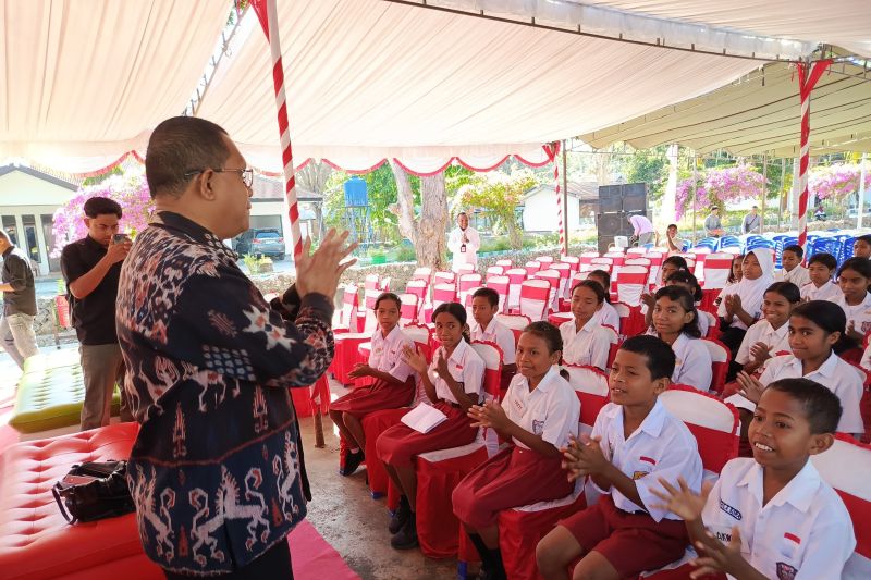 Gubernur NTT ingatkan 100 anak manfaatkan kesempatan belajar di SR
