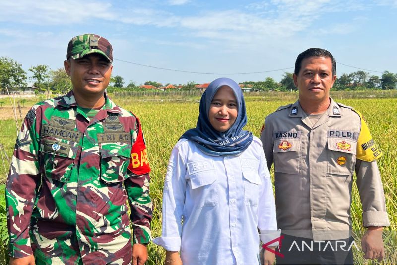 polisi-di-cengkuang-kawal-kelancaran-distribusi-pupuk-bersubsidi