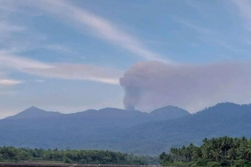 Gunung Dukono semburkan abu vulkanik setinggi 800 meter