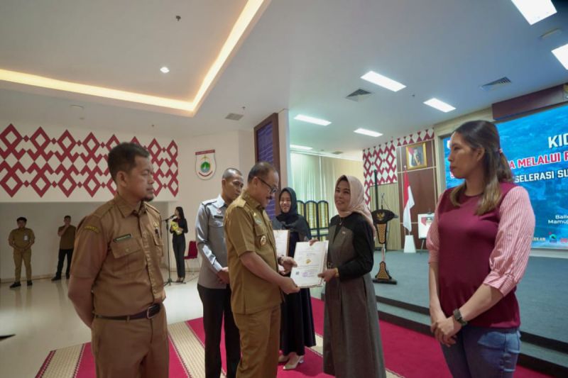 pemprov-sulbar-serahkan-sertifikat-merek-dagang-kepada-66-pelaku-umkm