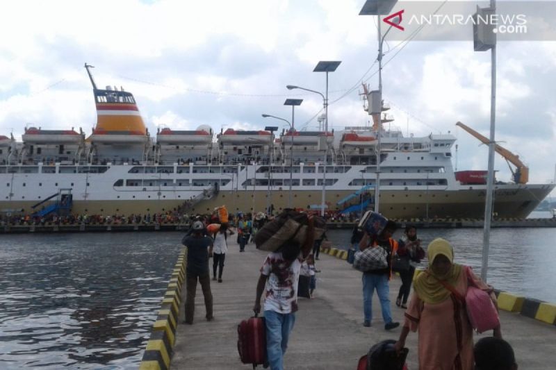 pelni-mendukung-upaya-pemadaman-kebakaran-km-dorolonda