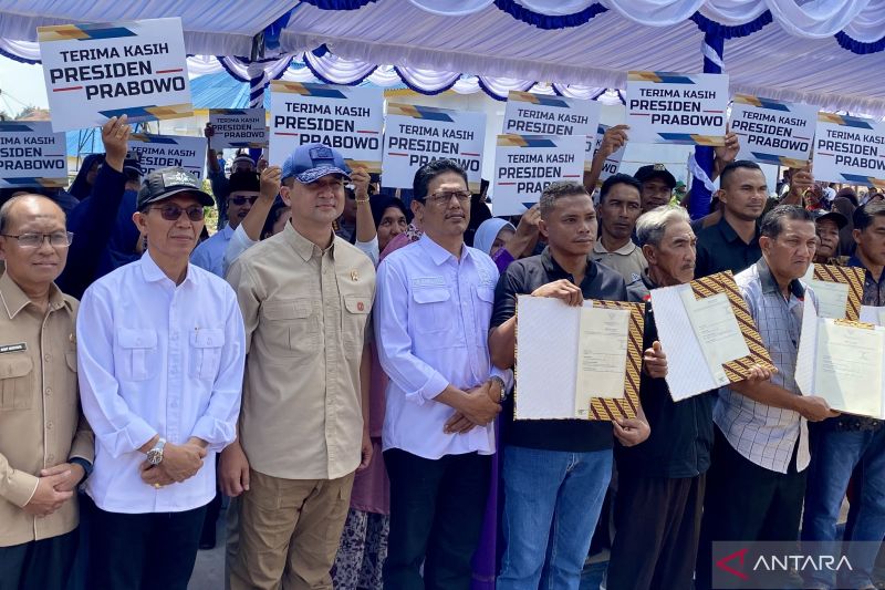 mentrans-iftitah-serahkan-94-shm-ke-warga-terdampak-rempang-eco-city