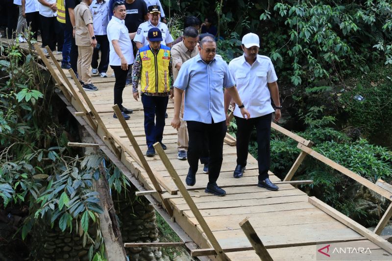 kementerian-pu-bangun-jembatan-usai-aksi-bidan-nekat-seberangi-sungai
