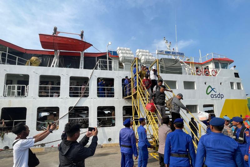 pelindo-gerak-cepat-bantu-evakuasi-penumpang-kmp-gili-yang-terbakar
