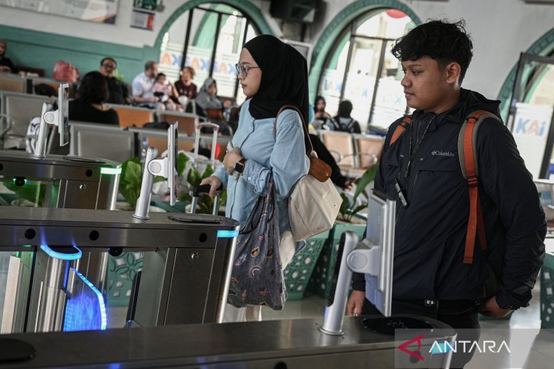 Calon penumpang kereta tetap bisa lakukan perjalanan walau KTP hilang