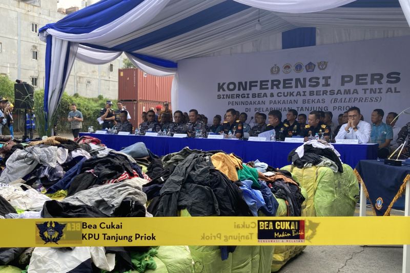 bea-cukai-tni-al-mengamankan-755-balpres-senilai-rp151-miliar