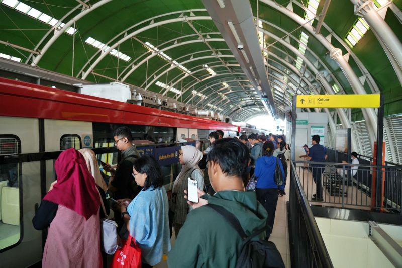 hut-ri-menhub-ajak-warga-pakai-lrt-hingga-krl-dengan-tarif-rp80