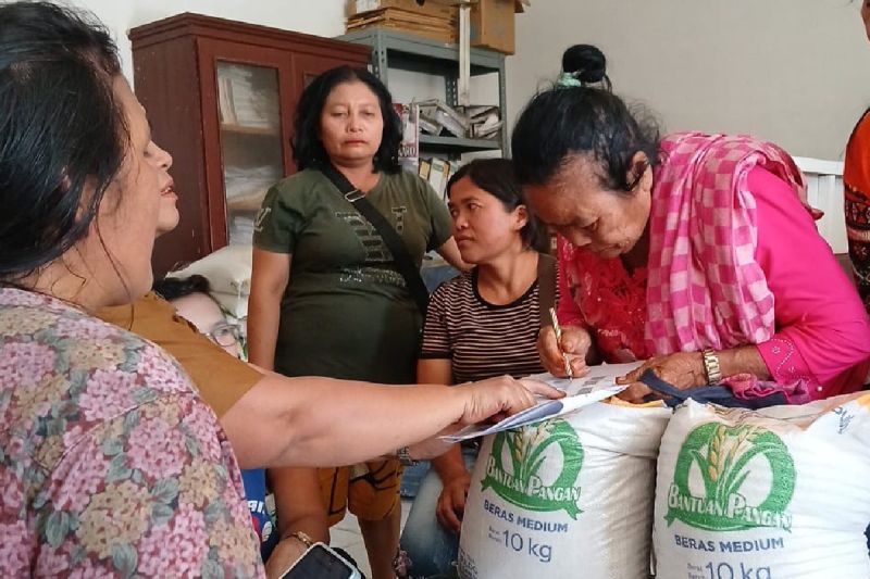 bulog-sumut-salurkan-bantuan-pangan-14128-ton-untuk-masyarakat