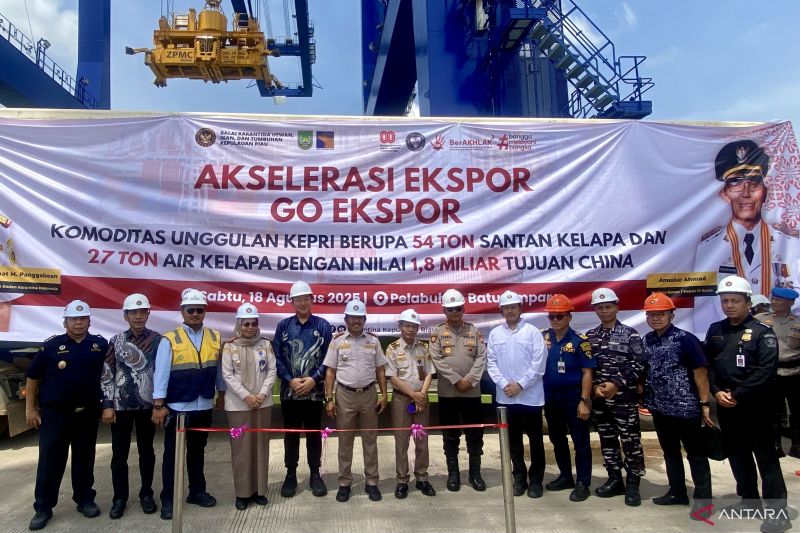 ekspor-perdana-produk-kelapa-kepri-rp18-miliar-tujuan-china-dilepas