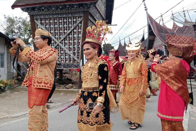 parade-baju-adat-minangkabau-di-kawasan-seribu-rumah-gadang