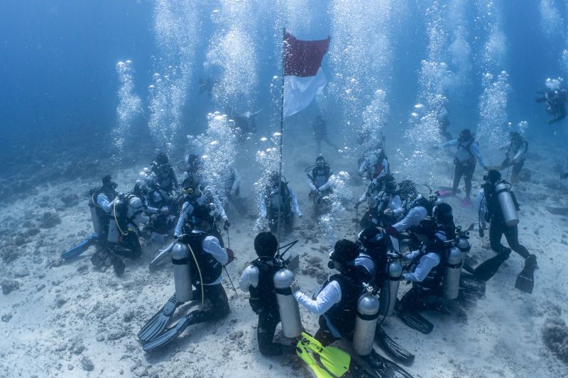 pt-pis-gelar-upacara-bendera-di-terumbu-karang-bawah-laut-labuan-bajo