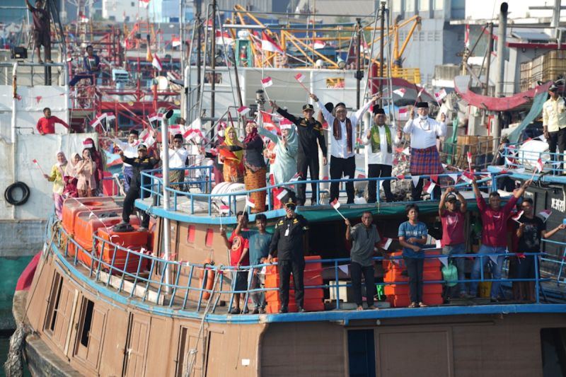 80-kapal-perikanan-ikuti-upacara-hut-ke-80-ri-di-pelabuhan-muara-baru
