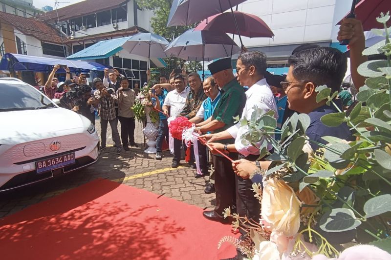 pt-pln-meresmikan-spklu-tiang-pertama-di-luar-jawa