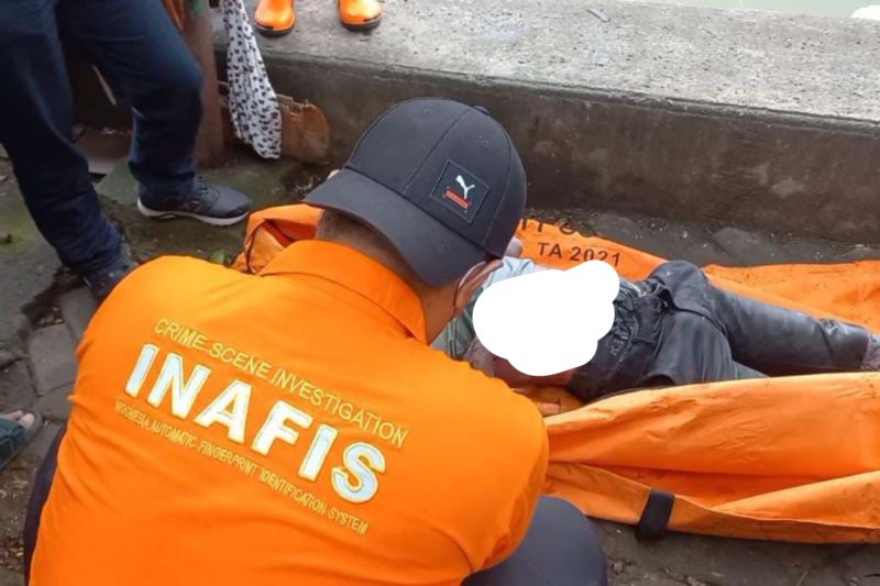 polisi-selidiki-penyebab-kematian-mayat-di-kali-cideng-jakpus