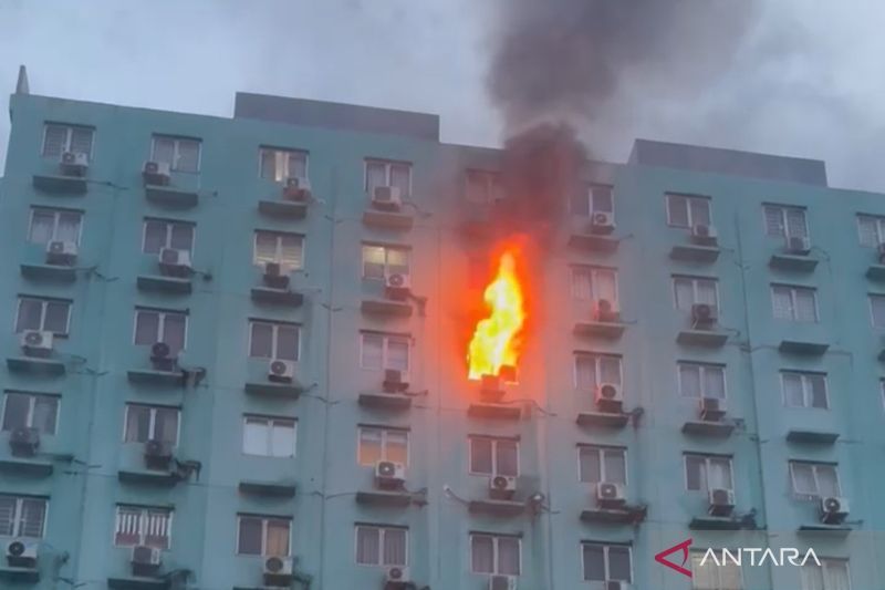 polisi-usut-penyebab-kebakaran-apartemen-city-park-cengkareng-jakbar