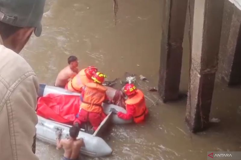mayat-pria-di-kali-ciliwung-dibawa-ke-rscm-untuk-proses-penyelidikan