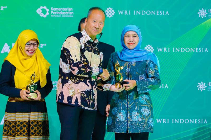 khofifah-terima-penghargaan-industri-hijau-terbaik-dari-kemenperin-ri