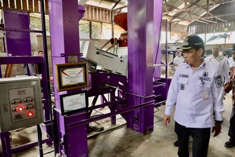 kalsel-salurkan-penggiling-padi-modern-perkuat-daya-saing-beras-hss