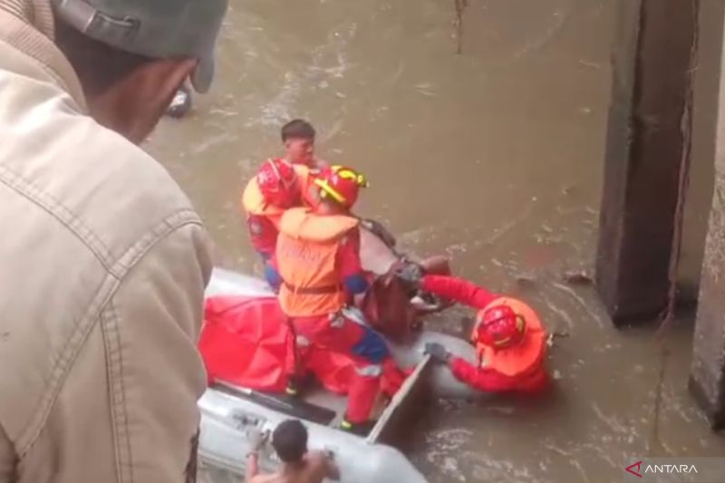 mayat-pria-di-kali-ciliwung-teridentifikasi-sudah-dijemput-keluarga