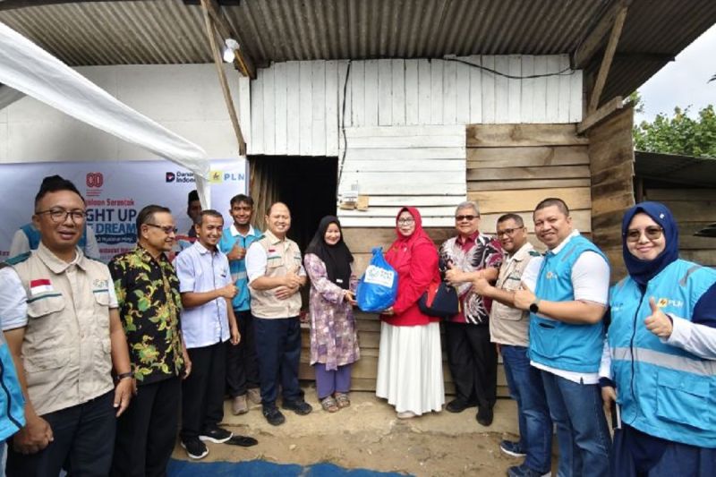 program-lutd-pln-bikin-121-pelanggan-baru-di-padang-nikmati-listrik