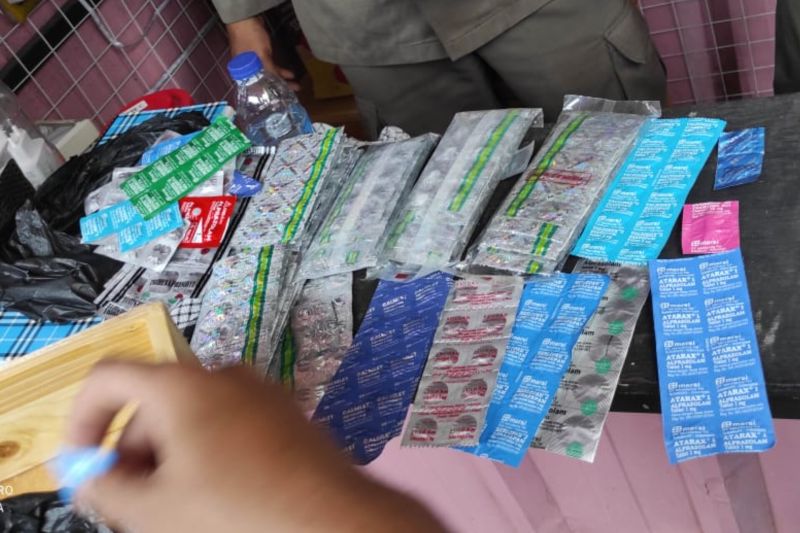 kios-penjual-obat-terlarang-digerebek-di-jakarta-selatan