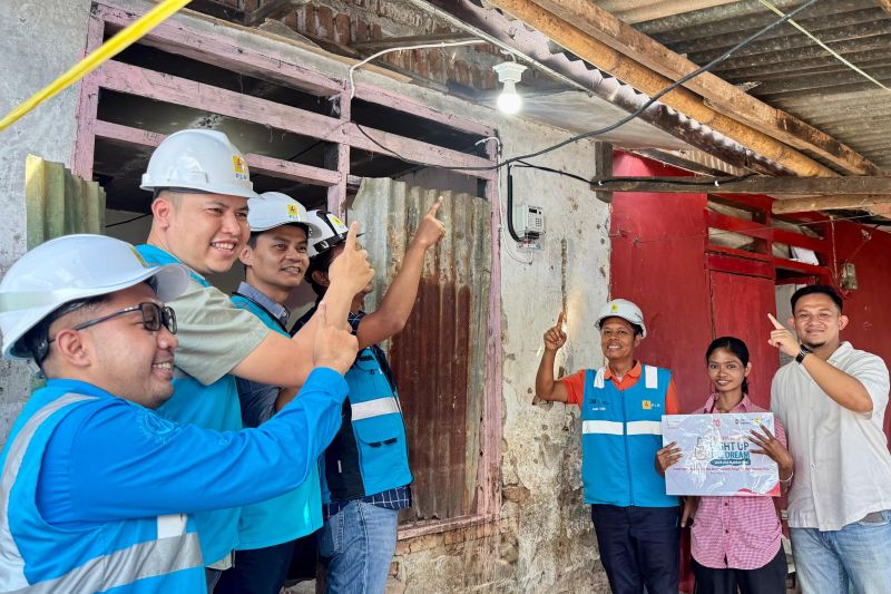 donasi-insan-pln-uid-sulselrabar-bantu-menyalakan-216-rumah