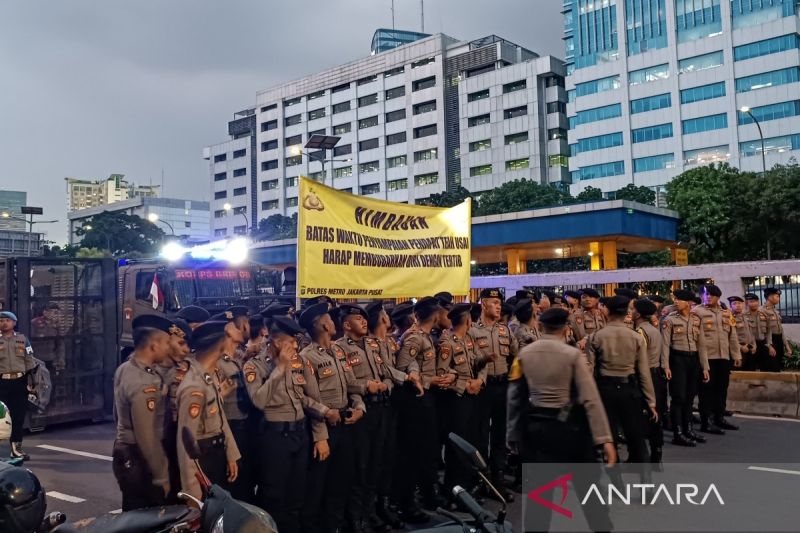 polisi-bubarkan-unjuk-rasa-mahasiswa-di-depan-gedung-dprmpr