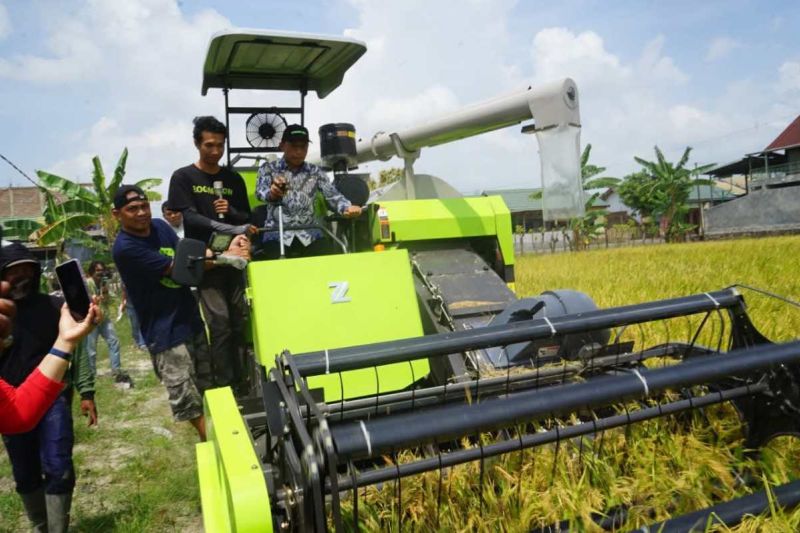 pemkab-sidrap-modernisasi-pertanian-dengan-demplot-mesin