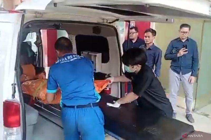 jenazah-diduga-kacab-bank-di-jakarta-dibawa-ke-rs-polri