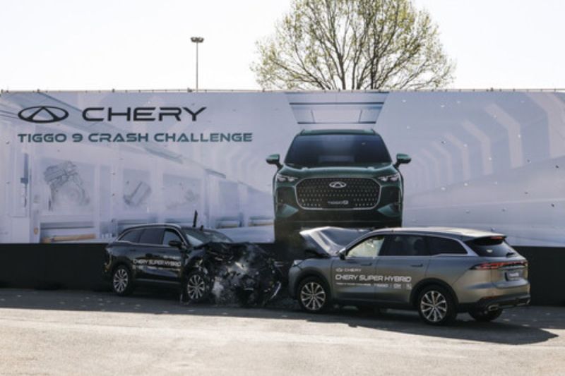 Dua Unit Chery TIGGO9 Saling Bertabrakan dari Sisi Depan, Buktikan Ketangguhan Sistem Keselamatan Berkendara
