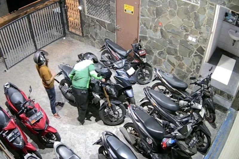 dua-unit-sepeda-motor-dicuri-sindikat-bersenjata-api-di-kebon-jeruk