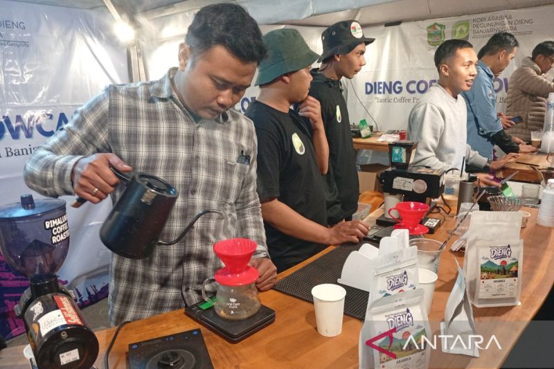 hangat-kopi-dieng-di-tengah-kabut-dcf-2025