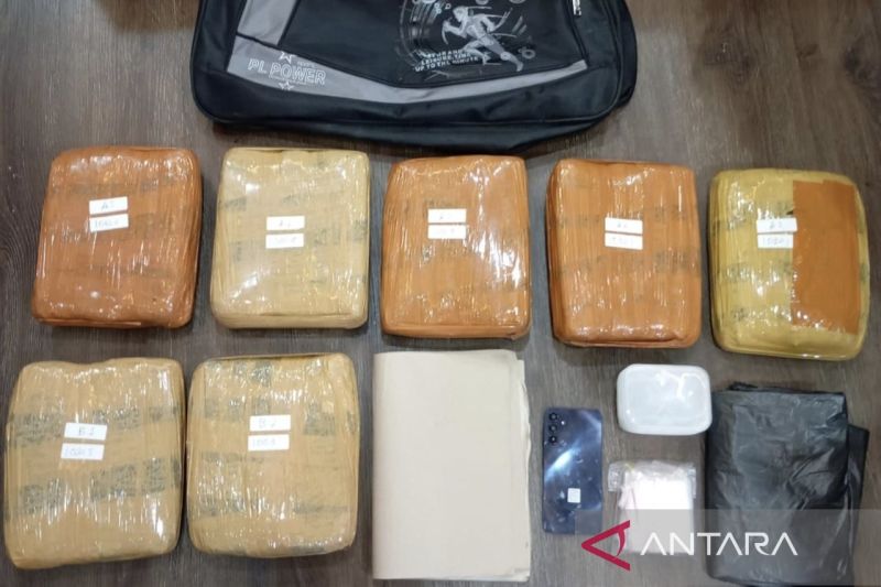 polisi-tangkap-pemuda-yang-simpan-7-kg-ganja-siap-edar-di-jaktim