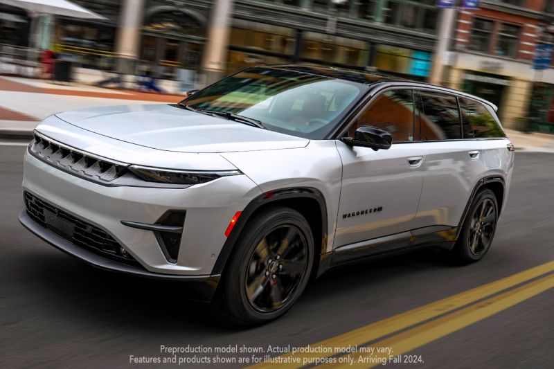 bos-jeep-temukan-potensi-besar-pada-suv-hybrid-pertamanya