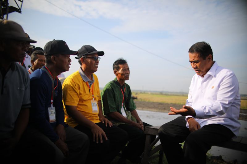mentan-tegaskan-keberpihakan-ke-petani-dan-berani-hadapi-mafia-beras